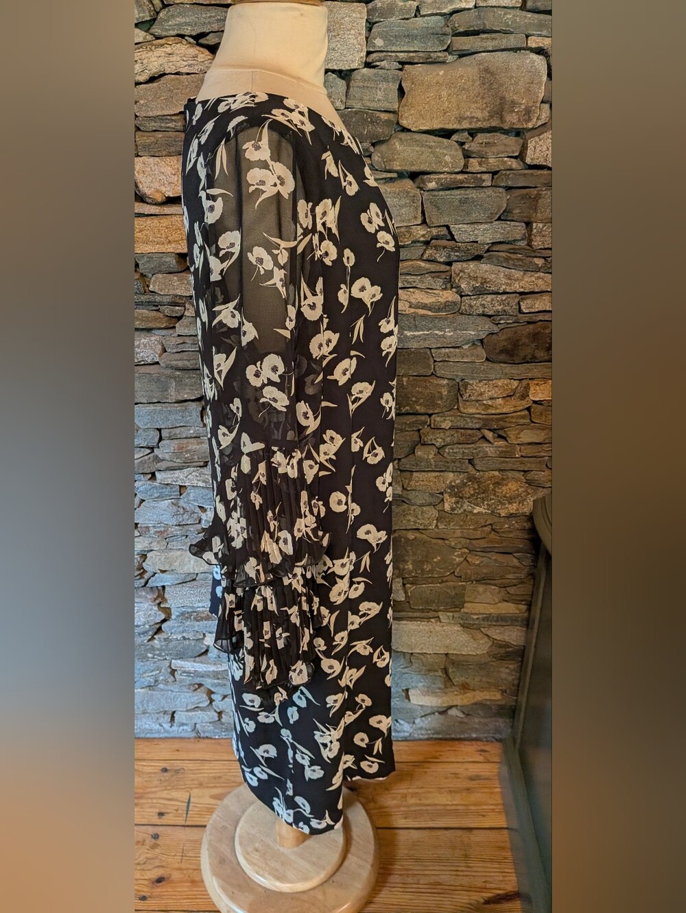 Ann Taylor Black And White Floral Shift Dress With Ruffled Slweves Size 16 NWT - Picture 4 of 9